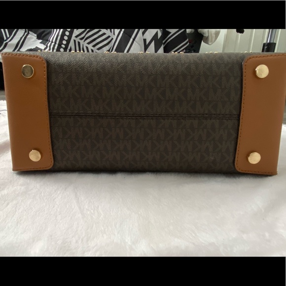 Michael Michael Kors  LARGE CONVERTIBLE TOTE - Picture 4 of 10